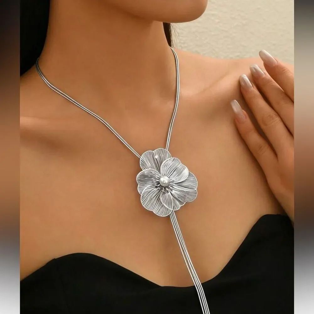 Silver Floral Lariat Necklace A1732